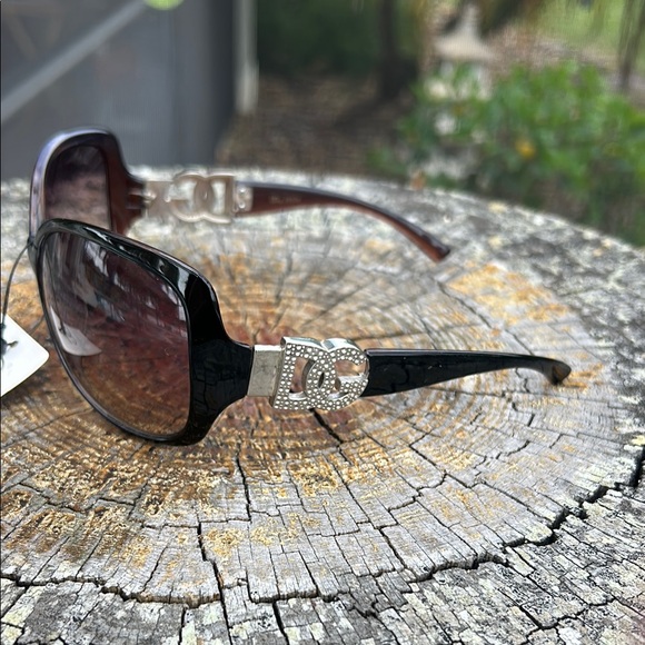DG UV PROTECTED Black Sunglasses with Silver Accents